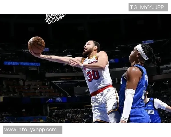 库里第三节火力全开轰下31分带领球队重返巅峰状态