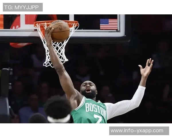 杰伦布朗半场表现回暖17分4板1盖帽次节手感火热独得15分