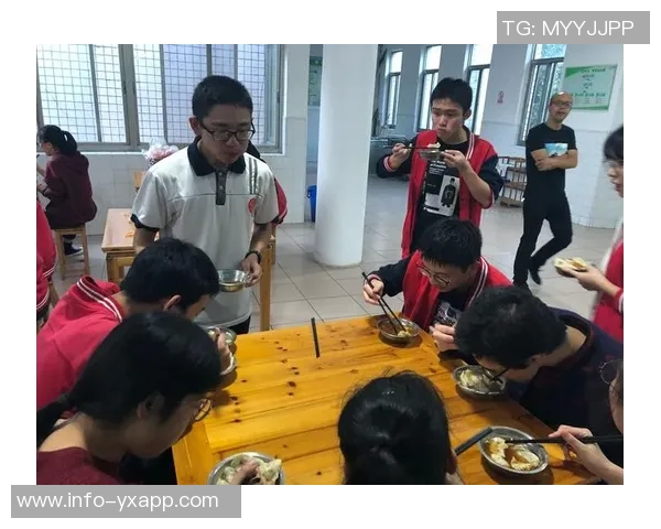 海港十年青春印记:贺惯告别之际的深情回望与不舍之情 海港十年青春印记:贺惯告别之际的深情回望与不舍之情